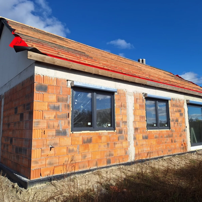Drugi dom nabiera tempa — konstrukcja dachu, okna i instalacje