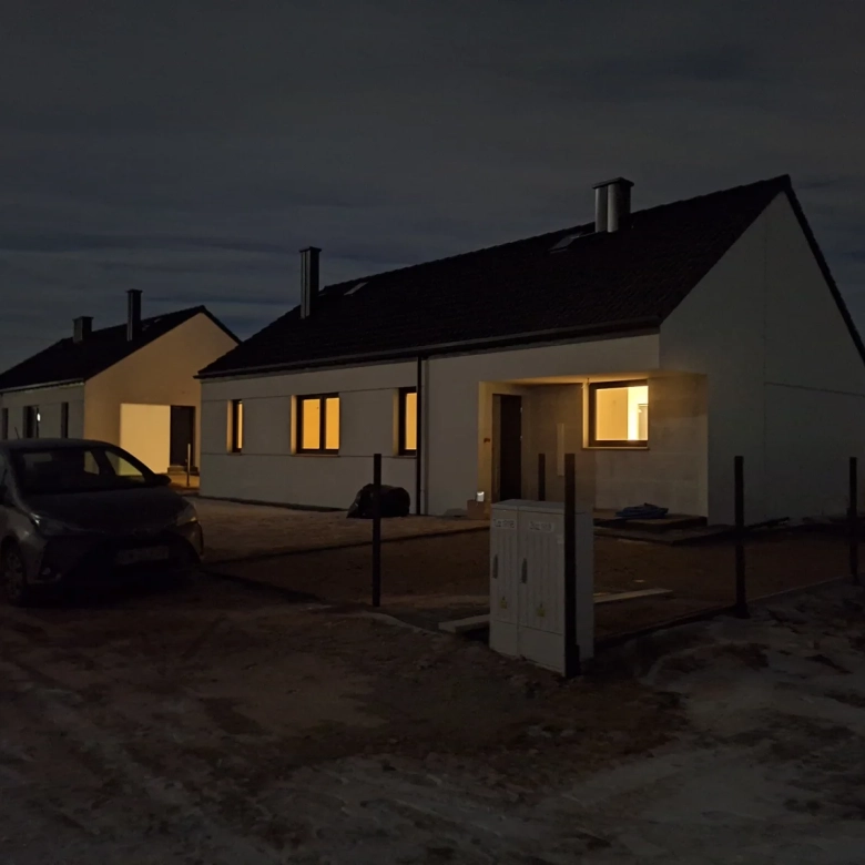 Pierwsza zimowa noc — domy w Nieciszowie w śnieżnej odsłonie